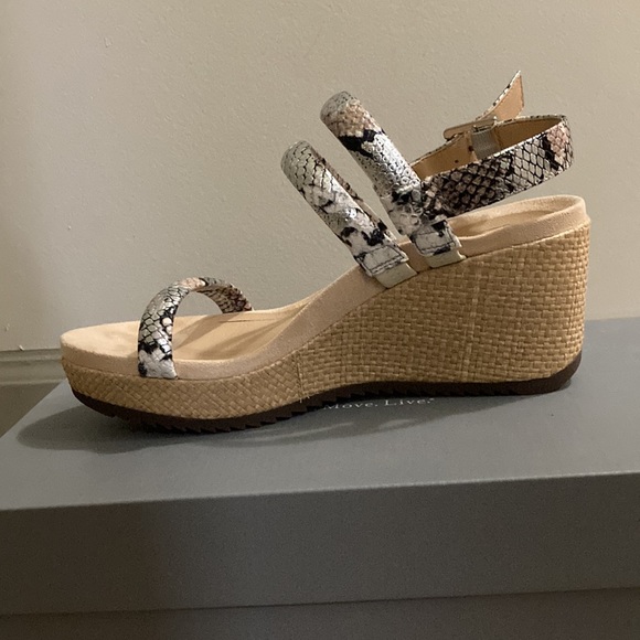 Like New Vionic Wedge - Picture 3 of 3